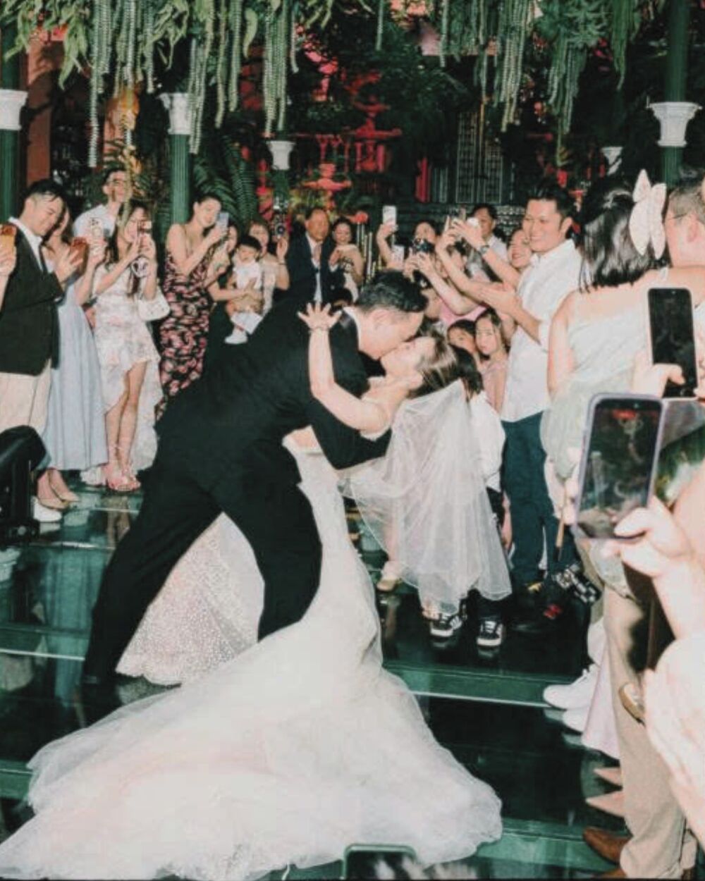 Clara & Phillip khiêu vũ First Dance giữa khách mời trong tiệc cưới