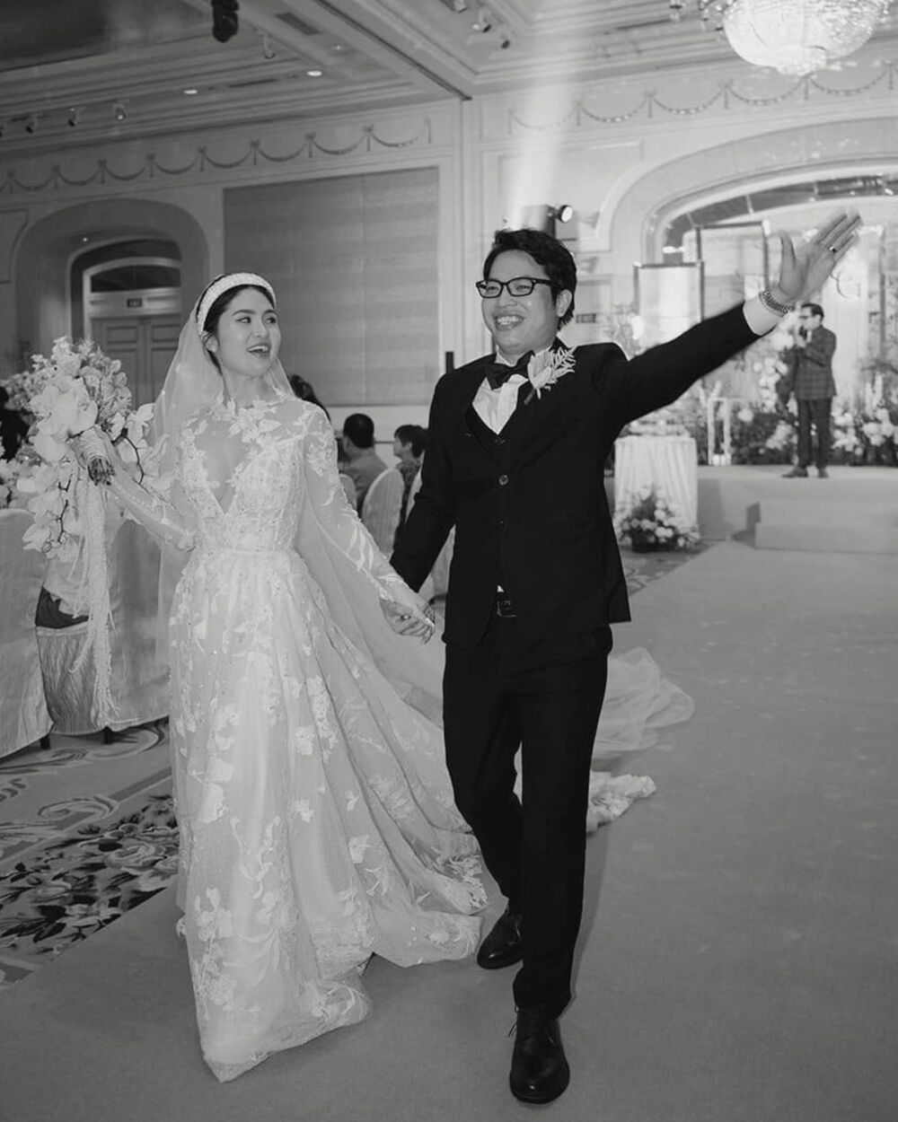 Giang & Cuong bước vào sảnh tiệc cưới tại Park Hyatt