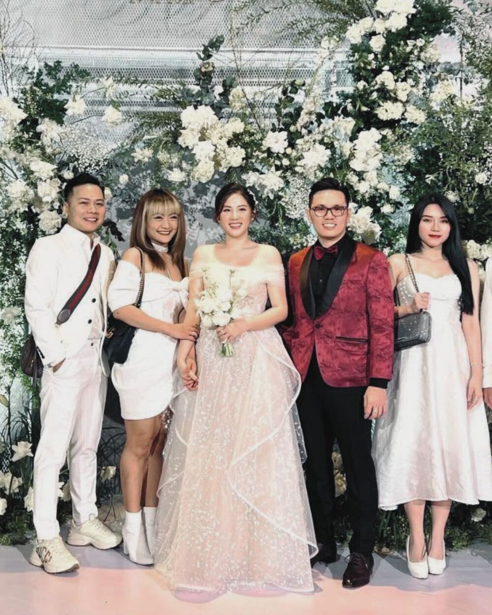 Anh & Andy chụp ảnh cùng Lux Band sau tiệc cưới tại GEM Center