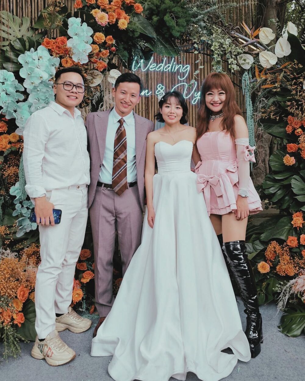 Vy & Santo chụp ảnh cùng quản lý Lux Band tại An Lam Retreats