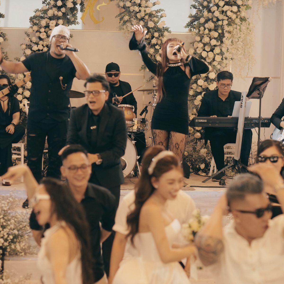 Ca sĩ Lux Band biểu diễn cùng Modern Live Band trong tiệc cưới