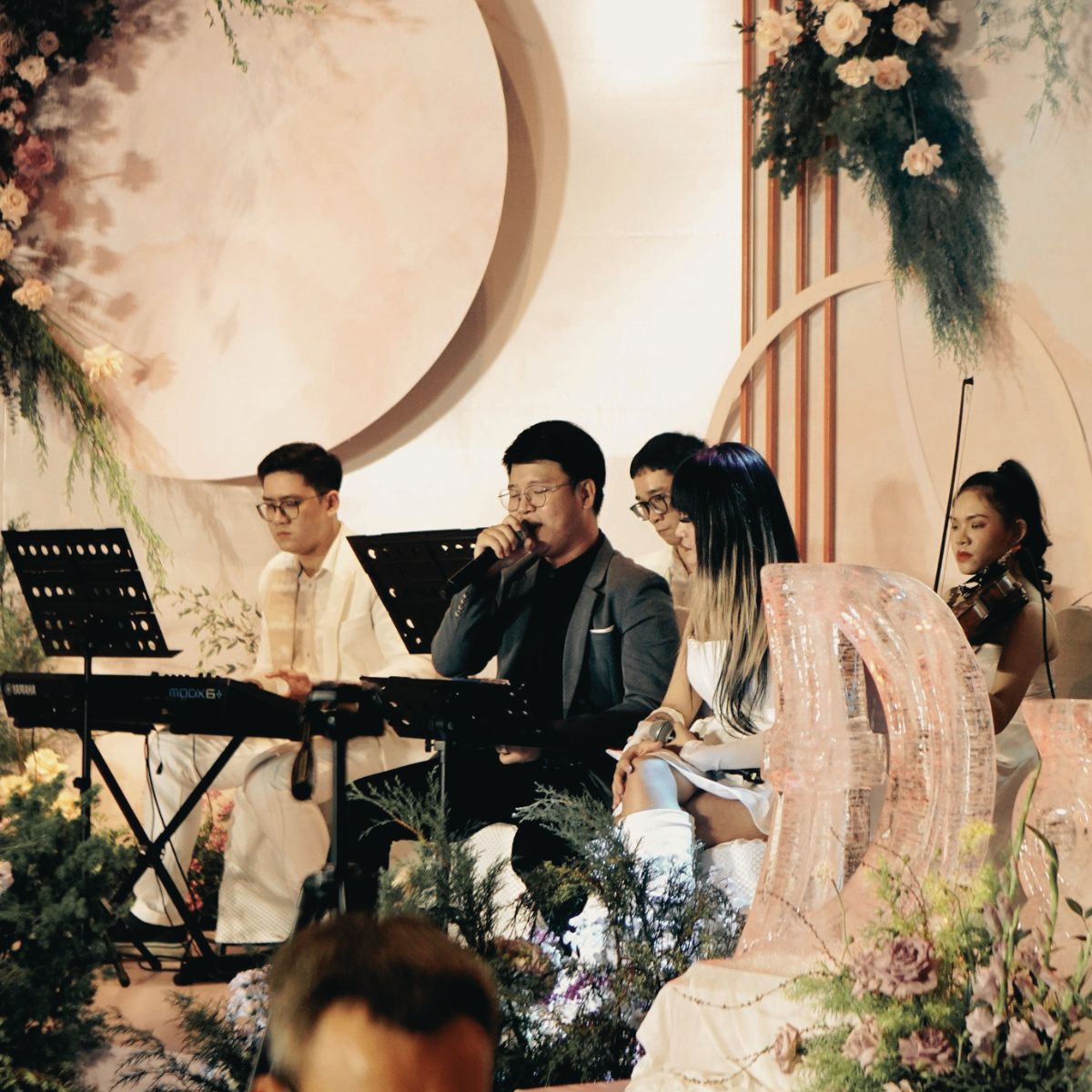 Ban nhạc Lux Band biểu diễn với vocalist, keyboard và violin trong tiệc cưới.