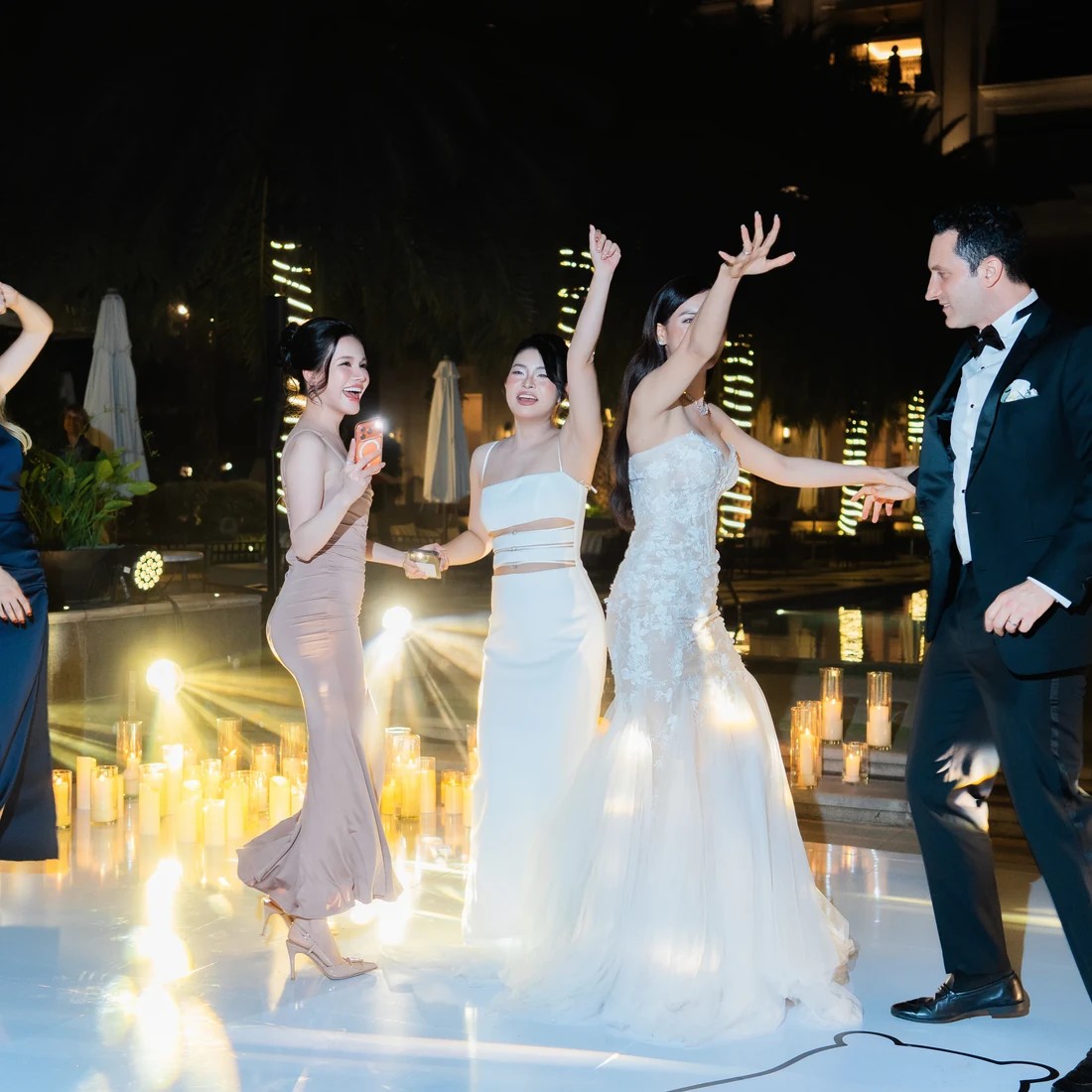 Cô dâu chú rể và khách mời cùng khiêu vũ trong phần after party.