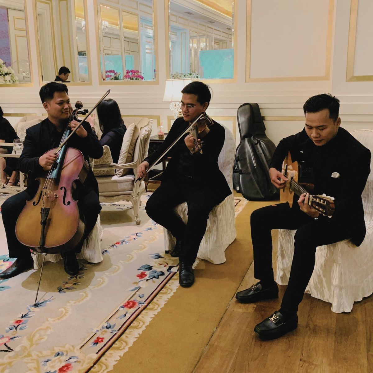 Ban nhạc tam tấu Lux Band biểu diễn tại Park Hyatt Saigon