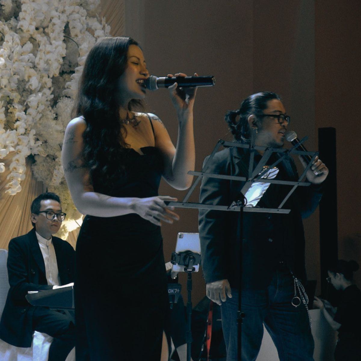 Hai vocalist của Lux Band biểu diễn cùng keyboard trong không gian tiệc cưới tại TP.HCM.