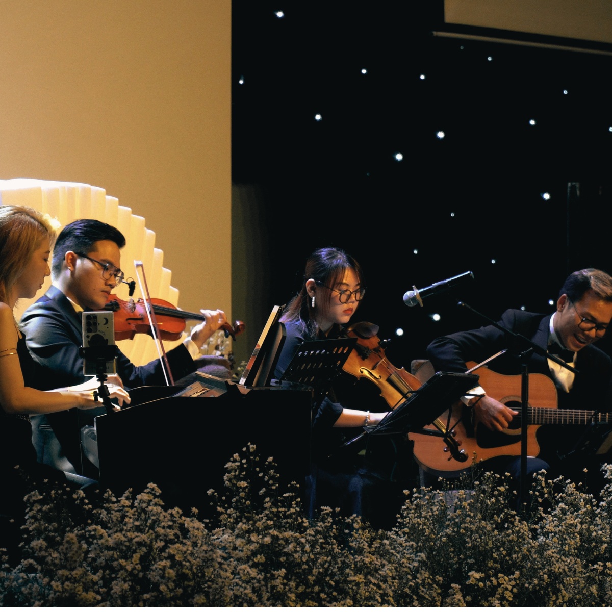 Đội hình Lux Band hòa tấu cello, violin và guitar trong tiệc cưới