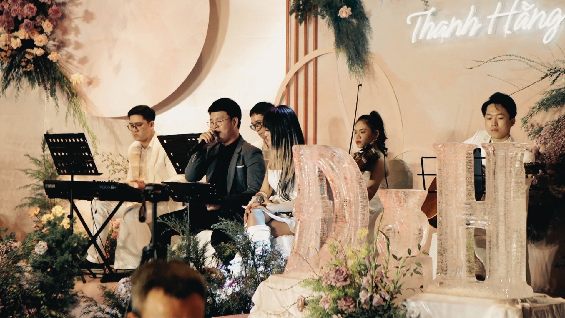 Ban nhạc Lux Band biểu diễn với vocalist, keyboard và violin trong tiệc cưới.