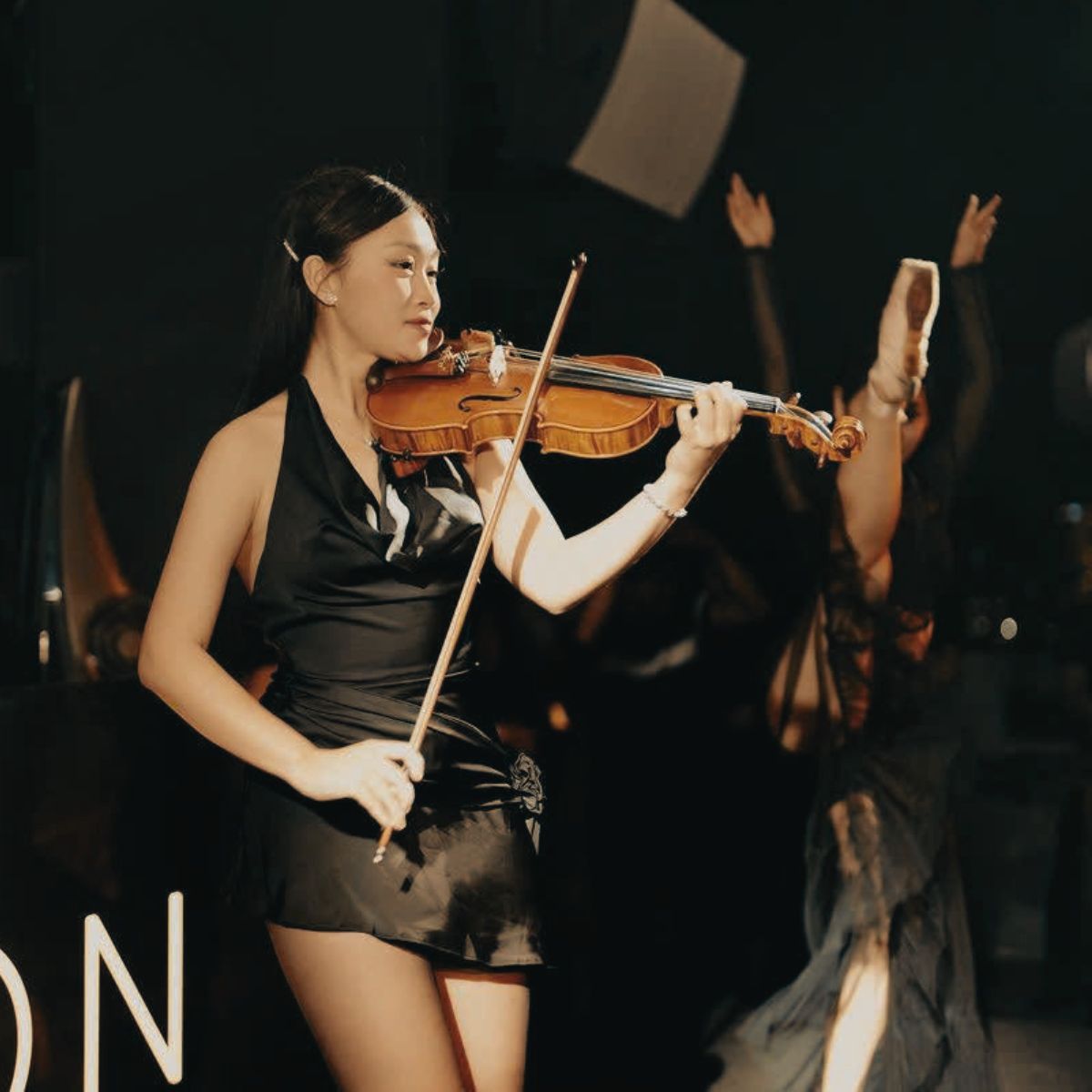Nữ nghệ sĩ violin biểu diễn độc lập trong tiệc cưới.