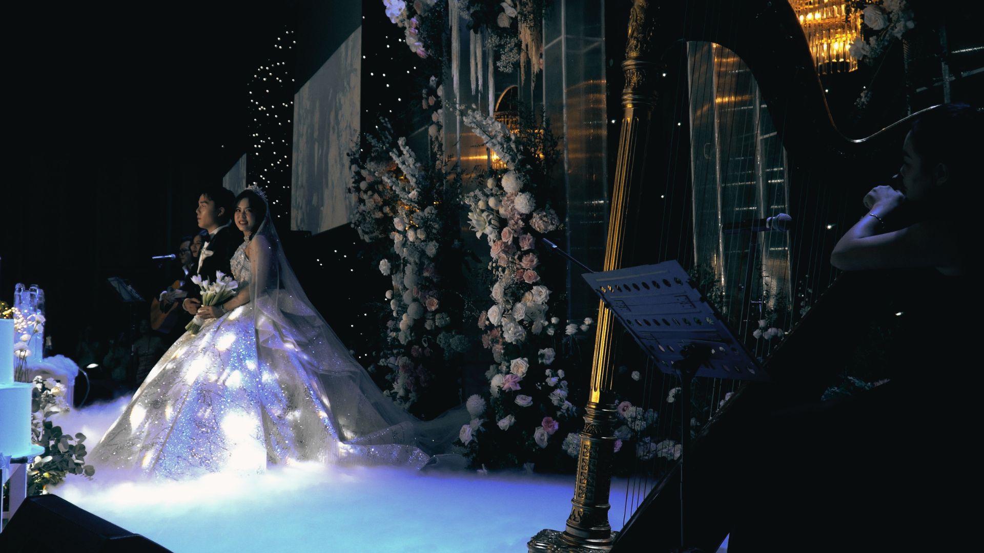 Cô dâu chú rể trong không gian lễ cưới với đàn harp và dàn hòa tấu bán cổ điển.