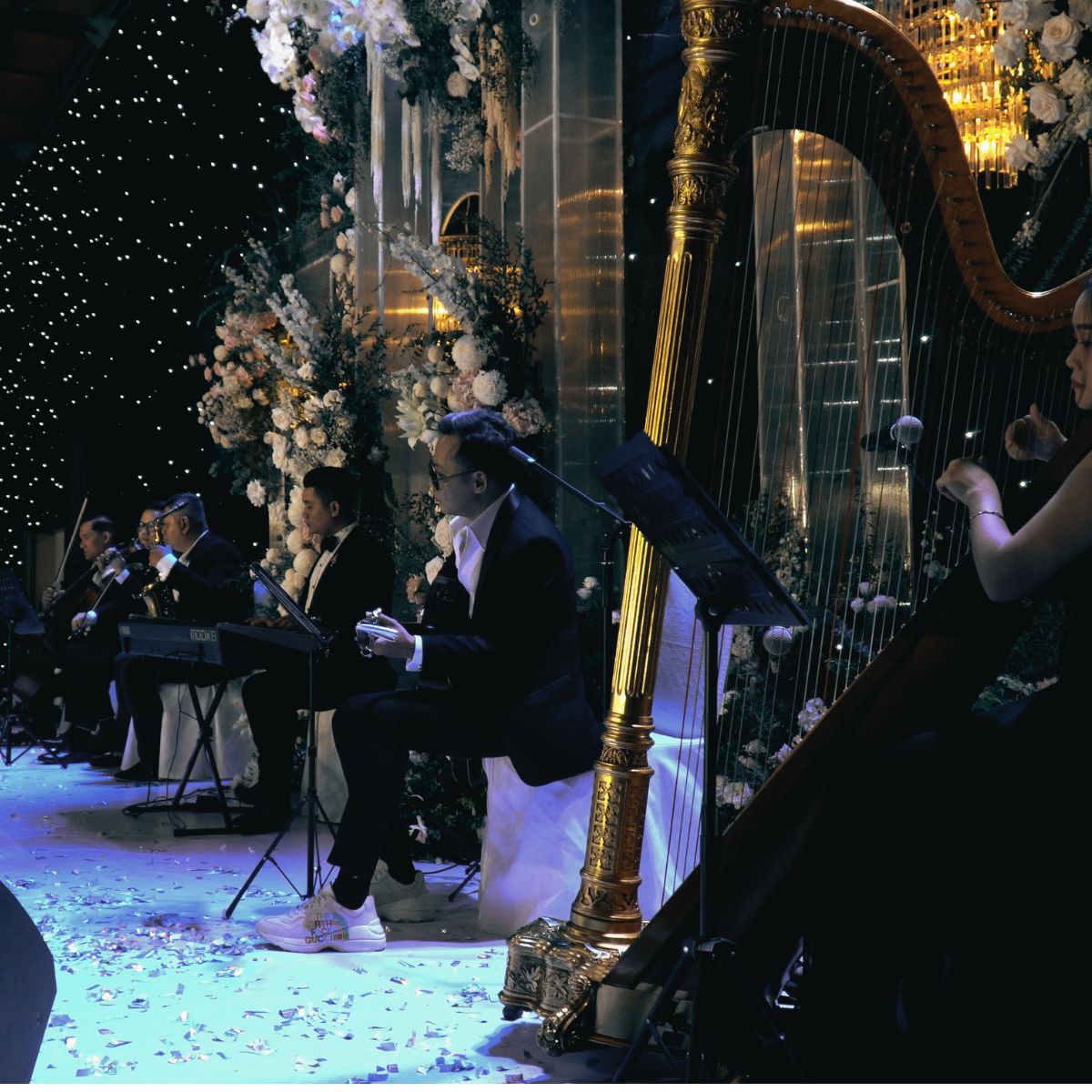 Dàn hòa tấu với đàn harp, violin, keyboard và guitar biểu diễn trong tiệc cưới.
