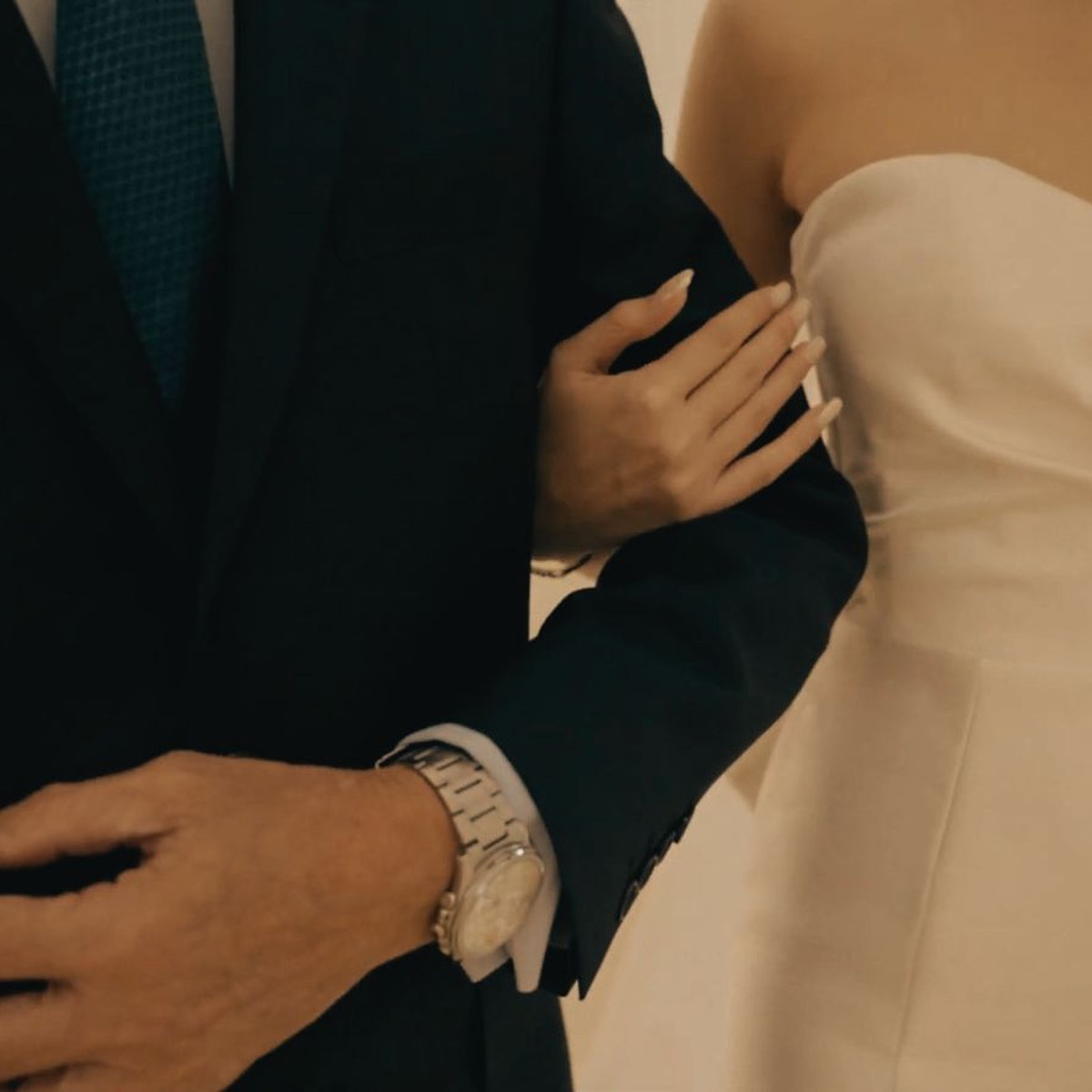 Cô dâu chú rể trong một khoảnh khắc gần gũi của tiệc cưới.