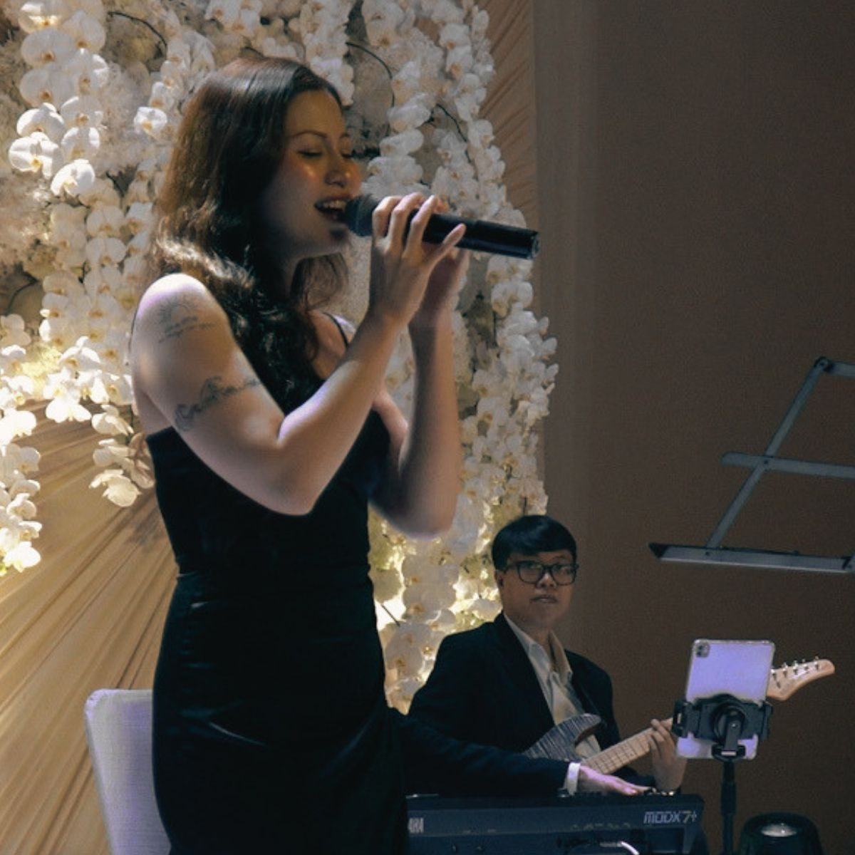Ca sĩ của Lux Band biểu diễn cùng ban nhạc live trong tiệc cưới tại GEM Center