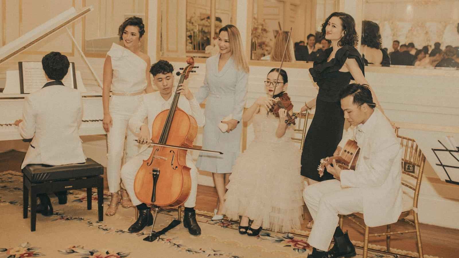 Đội hình Lux Band hòa tấu piano, cello, violin và guitar trong tiệc cưới