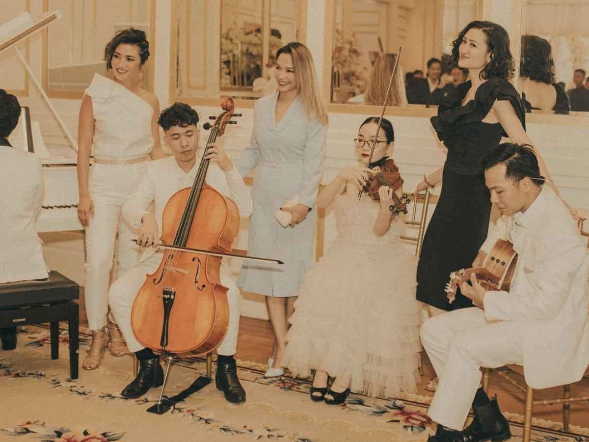 Đội hình Lux Band biểu diễn với piano, cello, violin và vocalist trong tiệc cưới