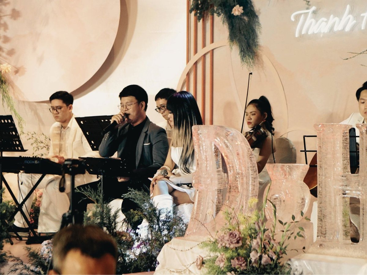 Ban nhạc Lux Band biểu diễn với vocalist, keyboard và violin trong tiệc cưới.